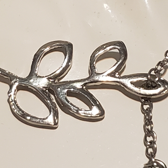 Leaf and Pearl 18" Necklace Silver Tone - Picture 3 of 7